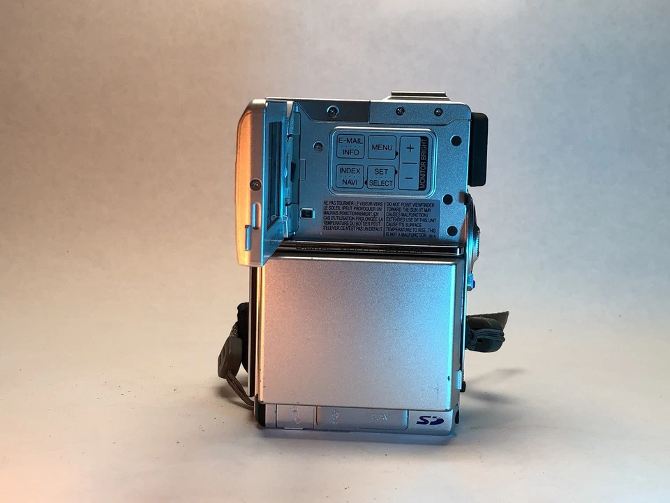 JVC GR-DVP7 Ultra Compact Mini DV Camcorder + Batteries, Charger, SD & Extras - Image 4 of 4