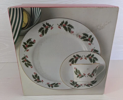 Vintage 12 Pc Set Christmas Holly Fine China Japan Dinner Plates Cups Saucers