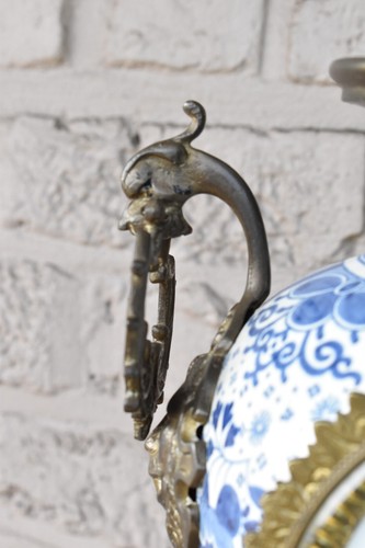 Antique blue white delft pottery clock Lion dragon handle - Picture 4 of 11