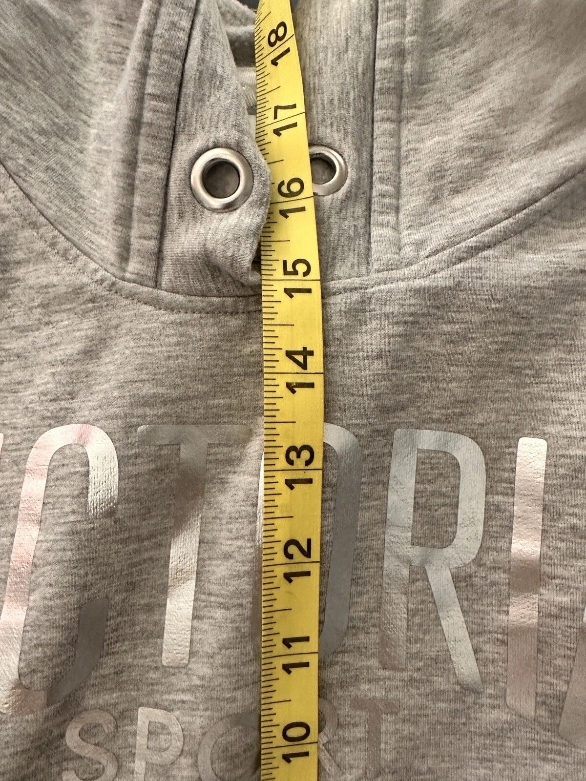 UNDERCOVER Felpa con cappuccio Victoria’s Secret VICTORIA SPORT grigia ritagliata manica a log con fori per il pollice