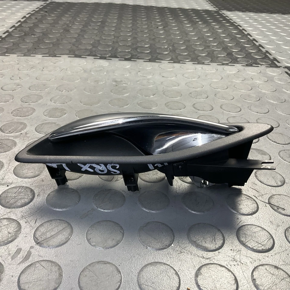 Cadillac SRX 2010-2016 manija de puerta interior del lado del conductor trasera izquierda OEM Foto 3 de 4