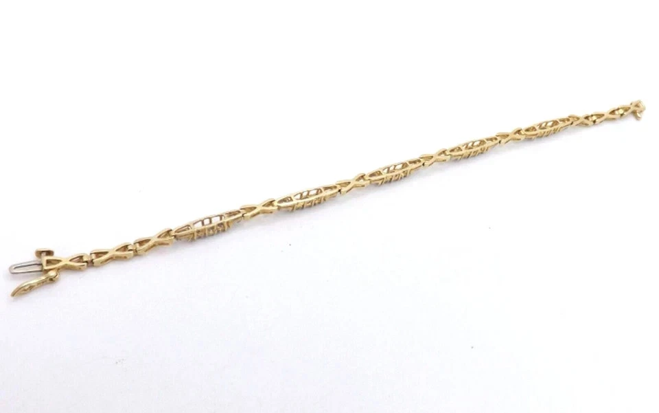 Brazalete enchapado en oro amarillo de 14K con diamantes creados en laboratorio de corte redondo y baguette Foto 4 de 4