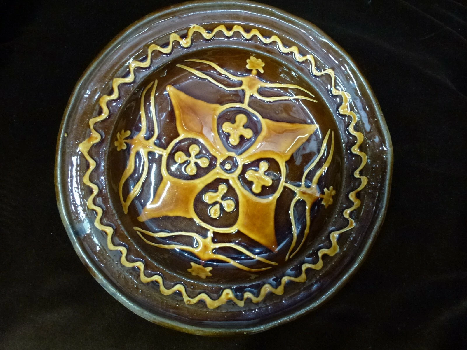 Vintage slip trailed Slipware thrown pottery ceramic pie dish plate Terracotta