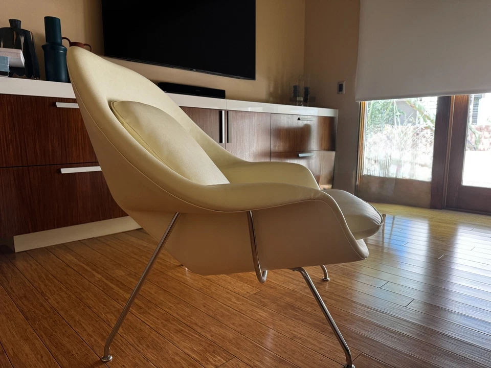 Silla para útero Eero Saarinen Knoll tamaño completo cuero blanco con otomana Foto 3 de 4