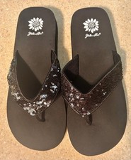 NWOT Yellow Box Black FlipFlops Camomile 10 Black Low Wedge Iridescent Sequins
