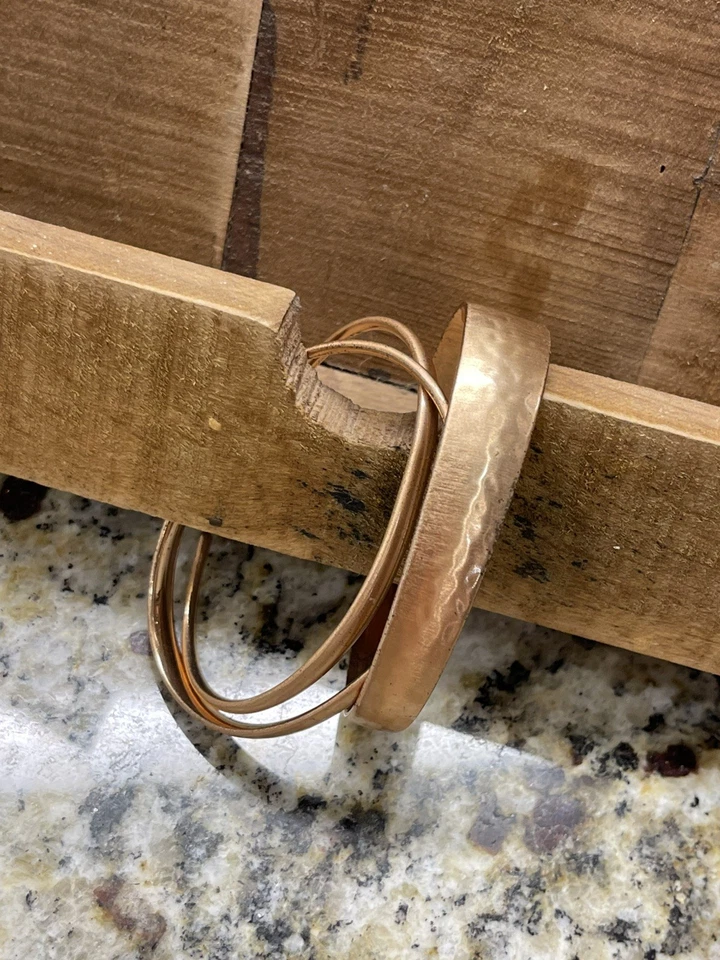 Juego de 3 brazaletes Kendra Scott martillados de metal oro rosa Foto 2 de 4