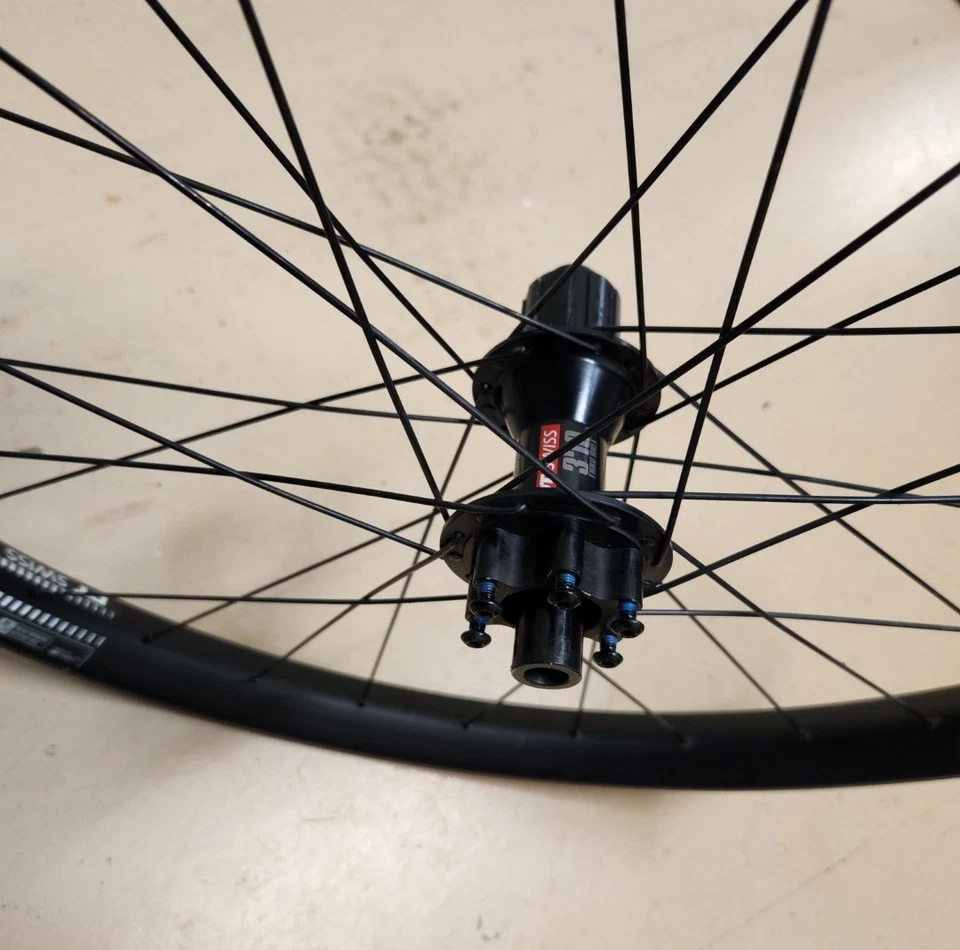 Rueda trasera DT Swiss XM551 28 orificios 27,5+ 370 buje Boost 148 x 12 mm TA 6 pernos HG Foto 4 de 4