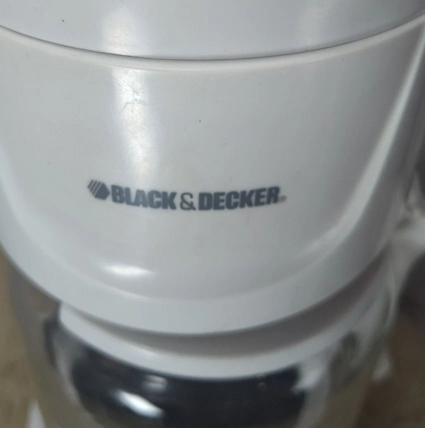 BLACK & DECKER PROGRAMMABLE COFFEE MAKER 12 CUP MODEL DLX900 WHITE - GOOD COND. - Image 2 of 4