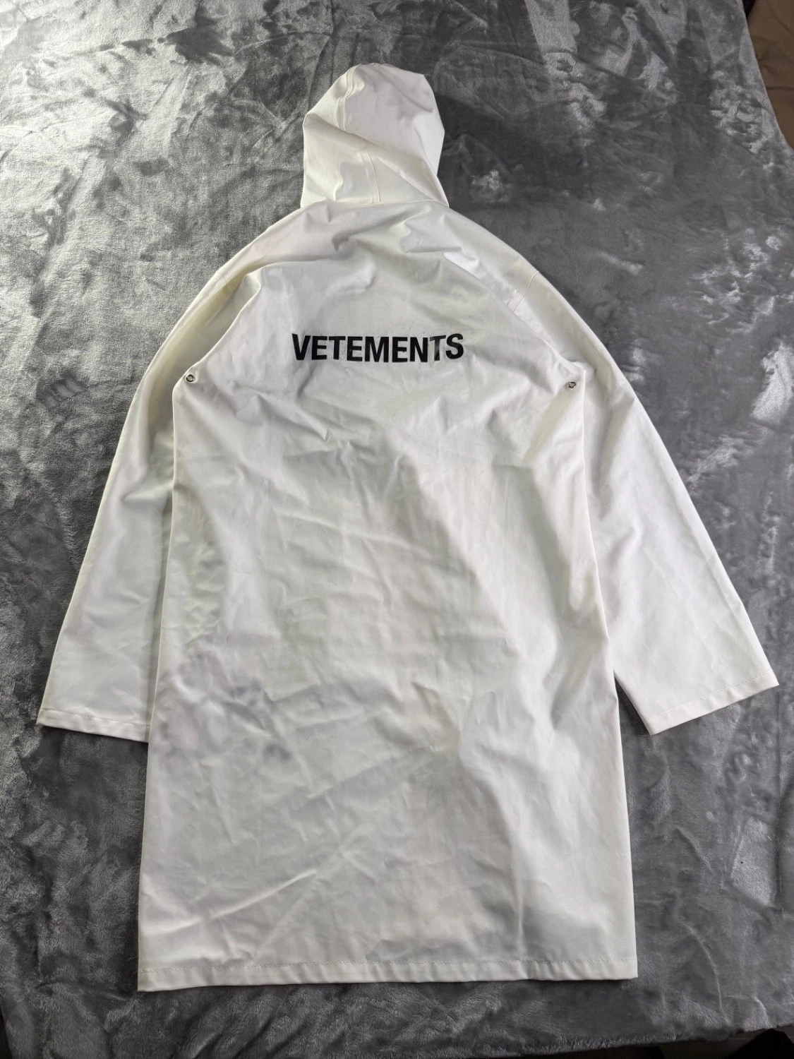Vetements WAH18 JA24 Men's Raincoat One Size White Underarm Ventilation Eyelets - product detail image 9