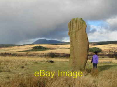 Foto 6x4 stehender Stein. Tormore\/NR8932 Machrie Moor, Arran. Beinn Bhar c2006