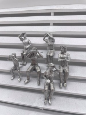 MACC720 - Greenhills Druckguss Metall sitzende Zuschauer x 6 für Scalextric Carrera 