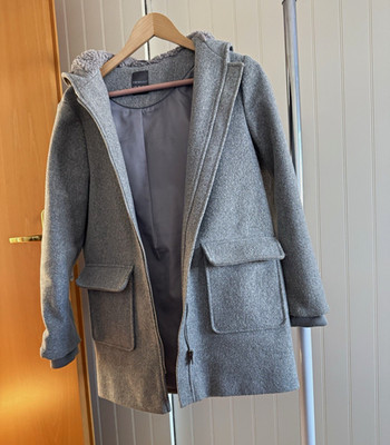Primark Damen Jacke grau Gr. 34 halblang mit Kapuze Reißverschluss Taschen