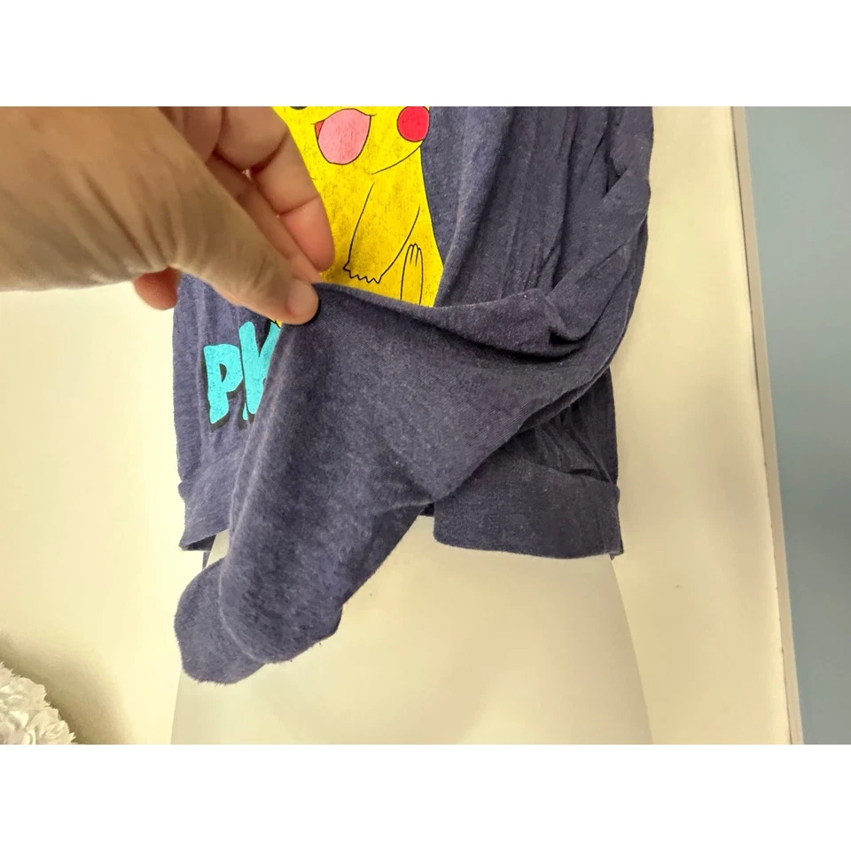 Camisa corta Pokemon azul oscuro con logotipo de Pikachu mediana Foto 4 de 4