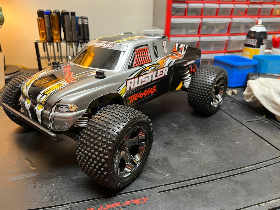Traxxas Rustler 2WD Brushed Great Condition Nice Parts Upgraded W/Radio - Image 3 of 4