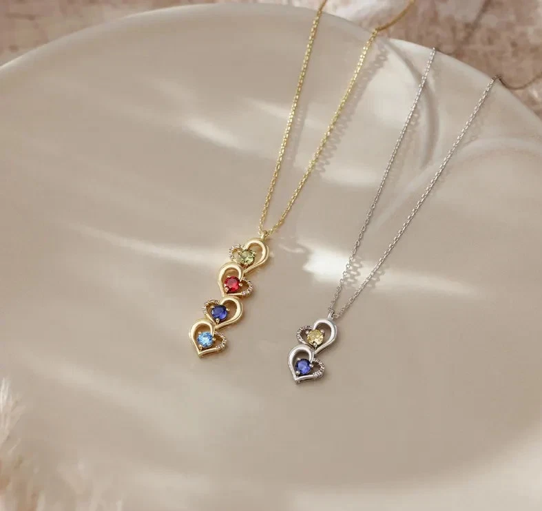 Collar colgante redondo de piedra de nacimiento simulada de 1 quilate chapado en oro amarillo de 14 k Foto 2 de 4