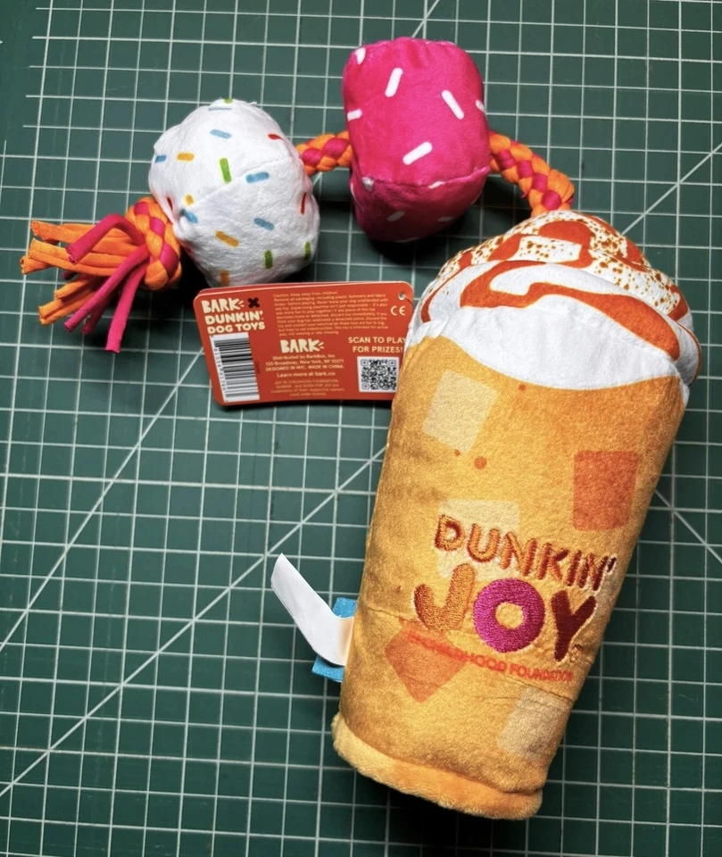 NUEVO - BarkBox x Dunkin' Donuts Signature Latte Edición Limitada 2024 Juguete para Perros Nuevo con Etiquetas Foto 2 de 4