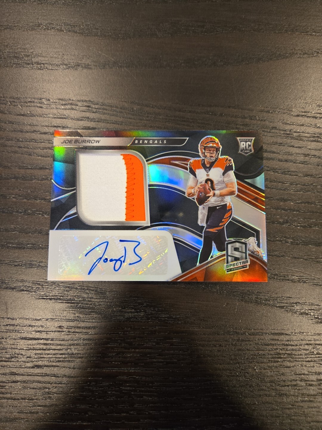 2020 Panini Spectra - Rookie Patch Autographs #201 Joe Burrow /99 (AU, MEM, RC)