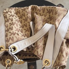 Borsa a tracolla Michael Kors monogramma beige bianca hardware oro logo borsa charm