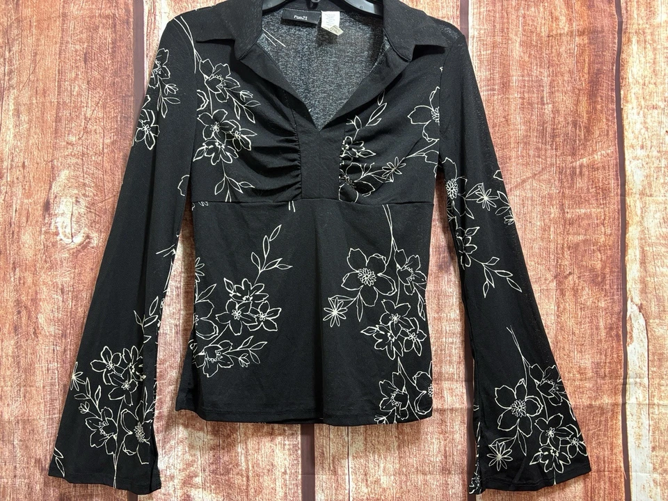 Camisa De Colección Rue21 Negra Blanca Floral Manga Campana Y2K Capricho Malla Elástica Top M Foto 3 de 4