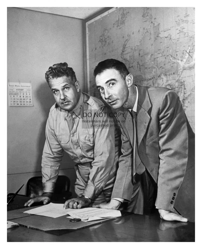 OPPENHEIMER & MILITARY HEAD OF MANHATTAN PROJECT ATOMIC BOMB WW2 8X10 PHOTO