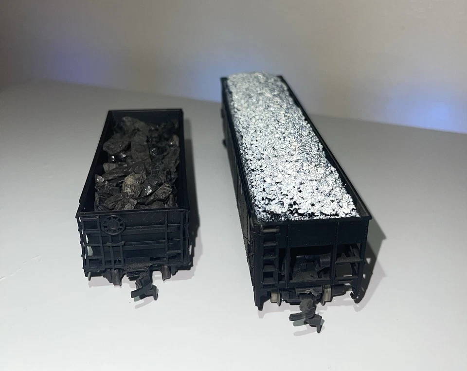 2 HO Pennsylvania PRR Hoppers— Rivarossi #665000 & Roundhouse #15929 w/ loads - Image 3 of 4