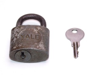 YALE Vintage Padlock with Key Made in USA Steel Rust/Patina Lock Works