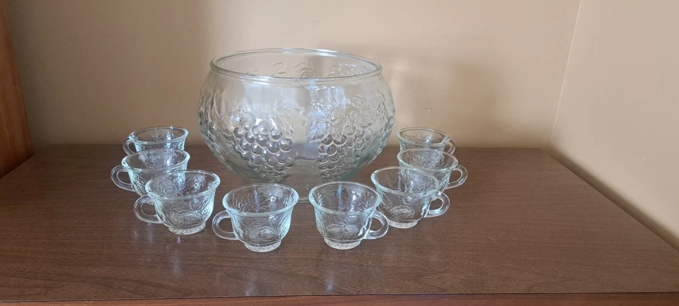 冲孔碗和眼镜 — 第 2/4 张图片