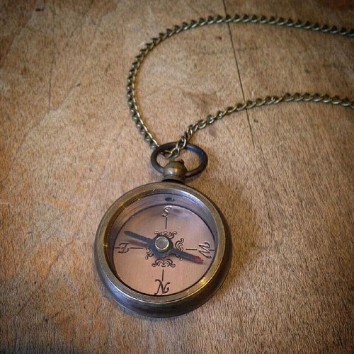 Handmade 1 inch Antique Bronze Mini Vintage Style Miniature Compass Necklace - Picture 3 of 3