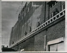 1938 Press Photo National Guardsmen on a balcony at Swift Company after a strike