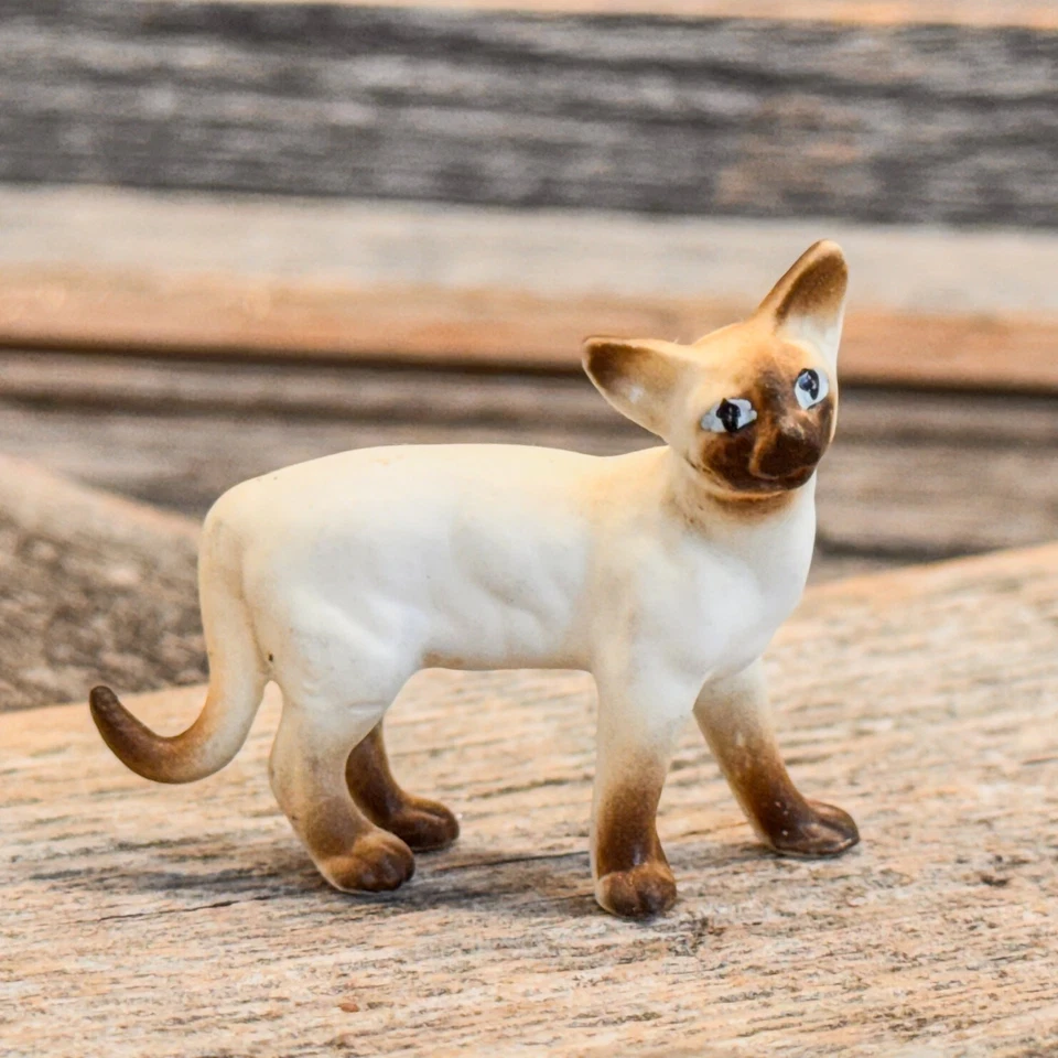 Most Adorable Collection of 9 - Vintage Miniature Cat and Kitten Figurines - Image 4 of 4