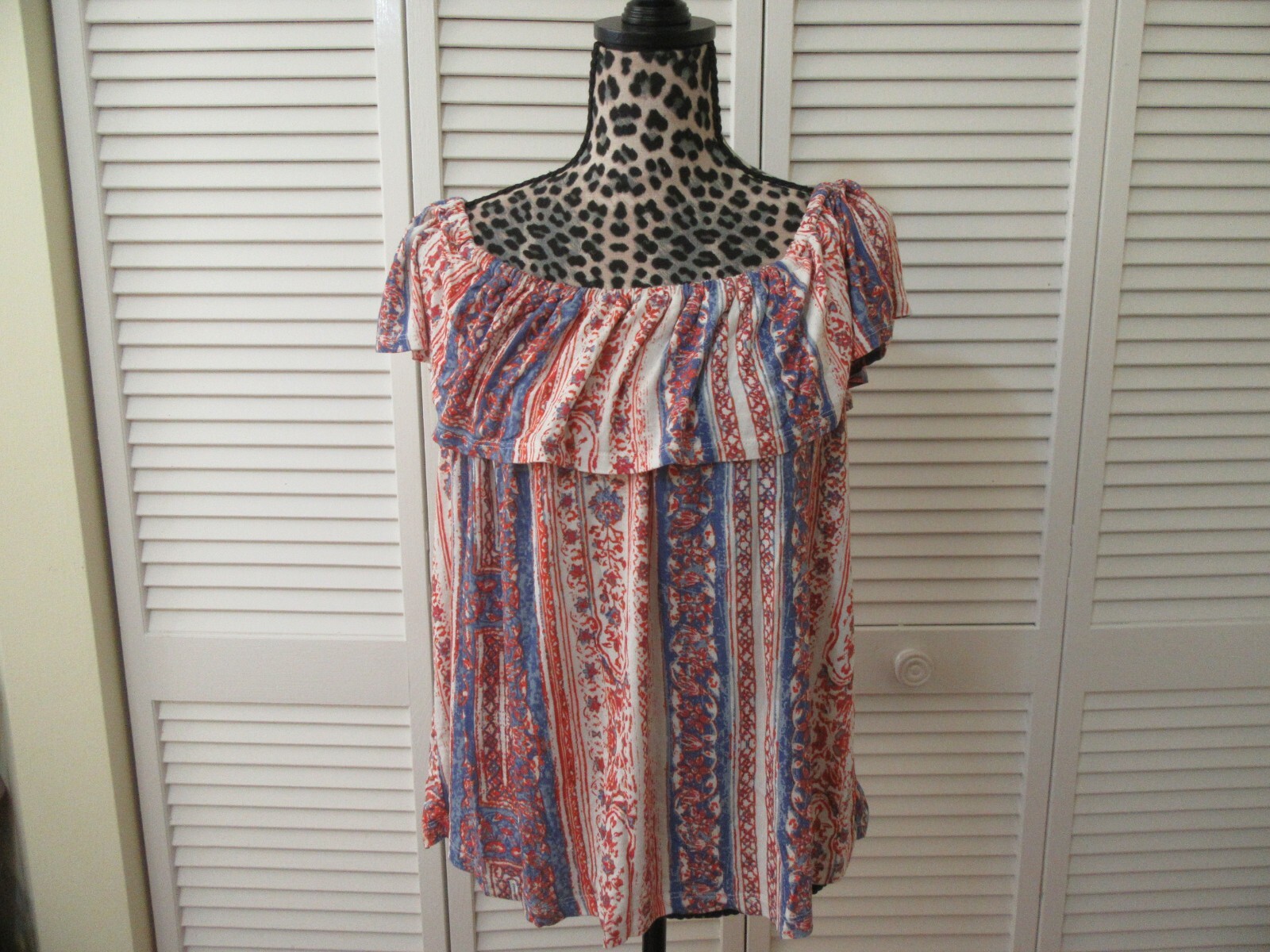 Jasmine and Juliana Top,XL,NWT, ruffle neckline can be worn off