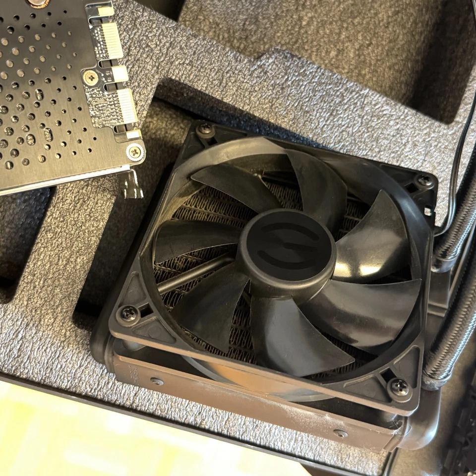 GTX TITAN X Hybrid 12 GB EVGA + SLI bridge (ne ho 2 disponibili in vendita) - Immagine 4 di 4