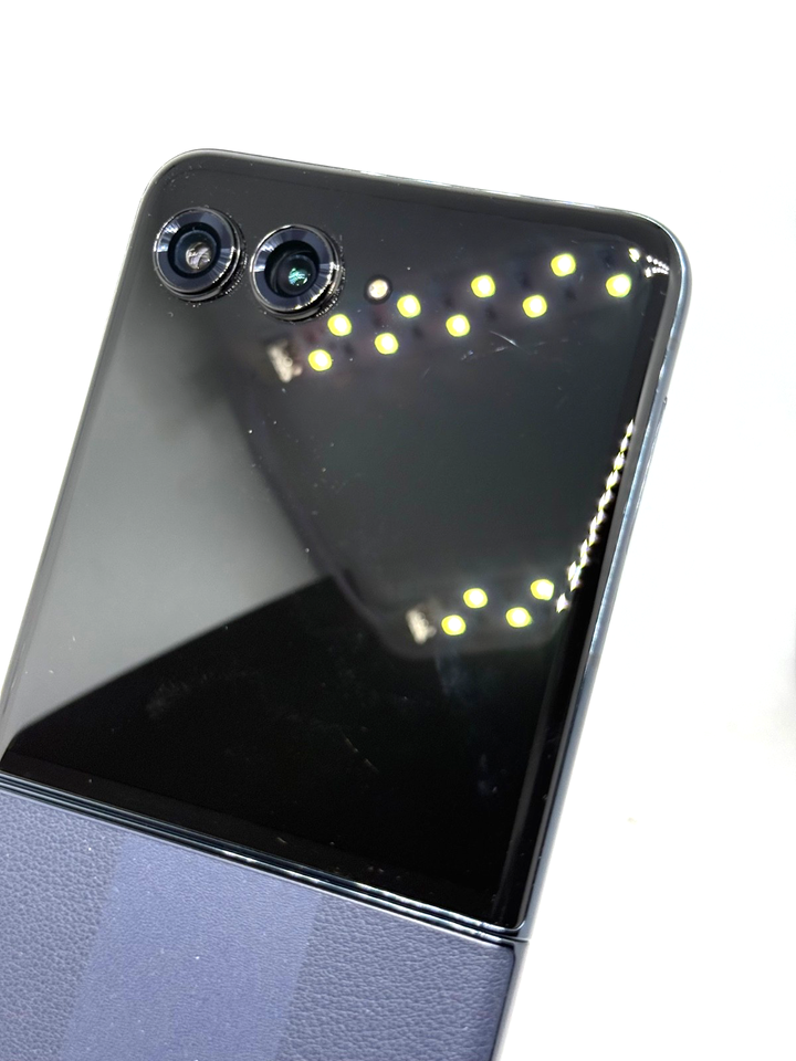 Motorola razr+ 2024 (XT2451-2) - Reiniciar el dispositivo - AT&T