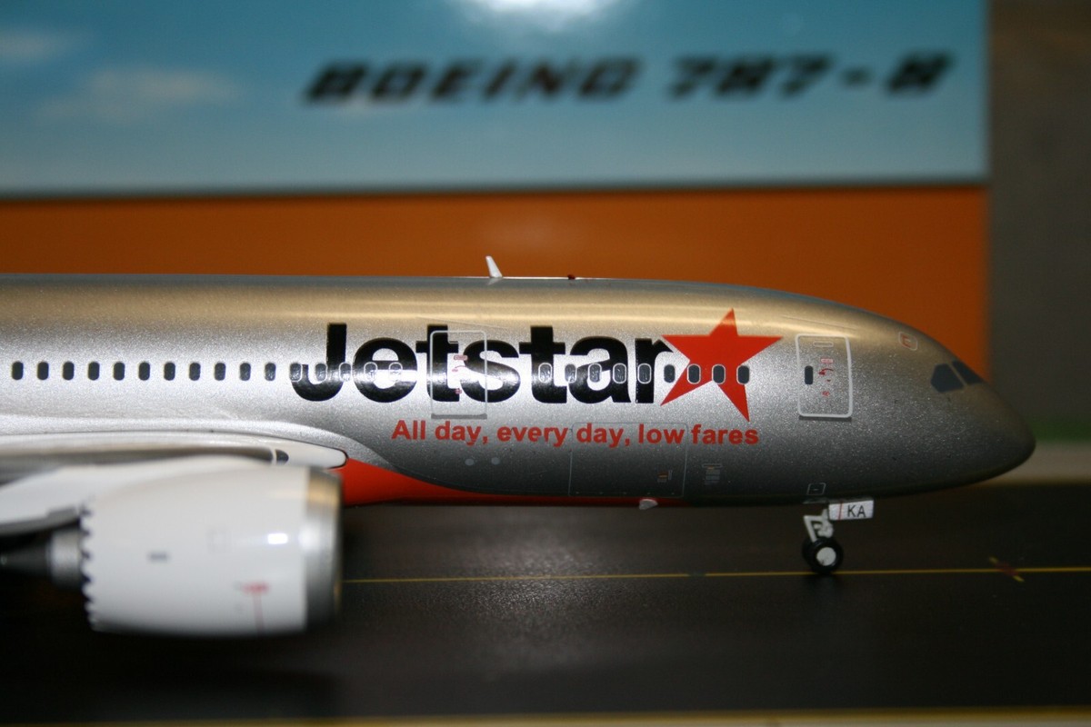 JC Wings 1:200 Jetstar Boeing 787-8 VH-VKA (XX2685) Model Plane