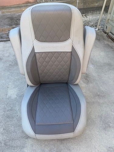 Bennington 22LX  Captain Chair without base