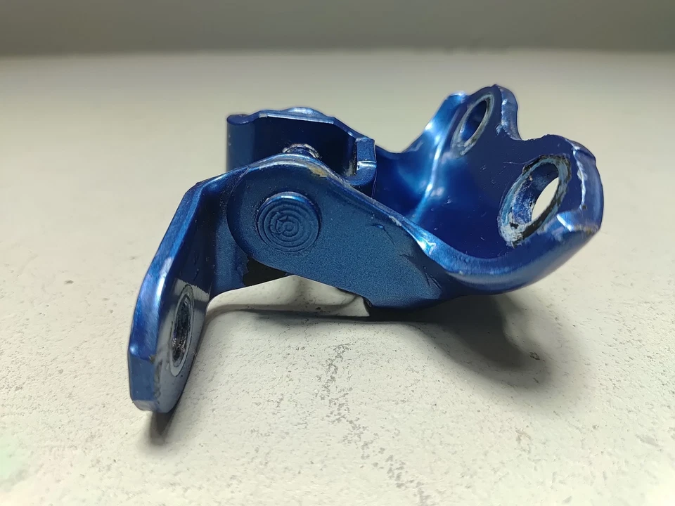 BISAGRA INFERIOR PUERTA DELANTERA DERECHA PASAJERO TOYOTA COROLLA 2009-2025 OEM Foto 4 de 4