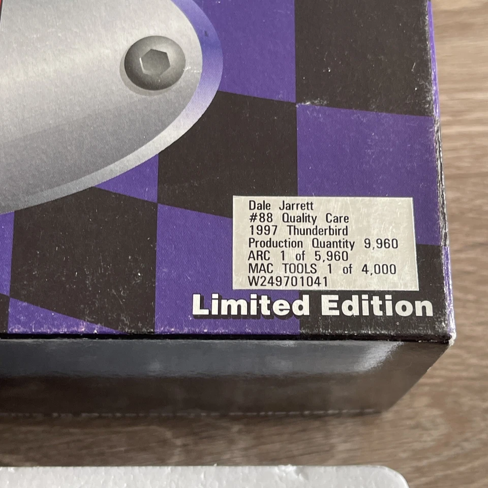 # 88 Dale Jarrett 1997 Thunderbird 1:24 ARC MAC TOOLS Diecast Platinum Series - Imagem 2 de 4