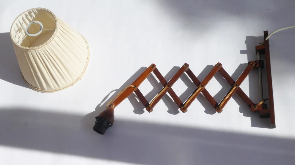 Lámpara de pared de tijera vintage, luz de acordeón extensible de madera danesa de mediados de siglo Foto 4 de 4