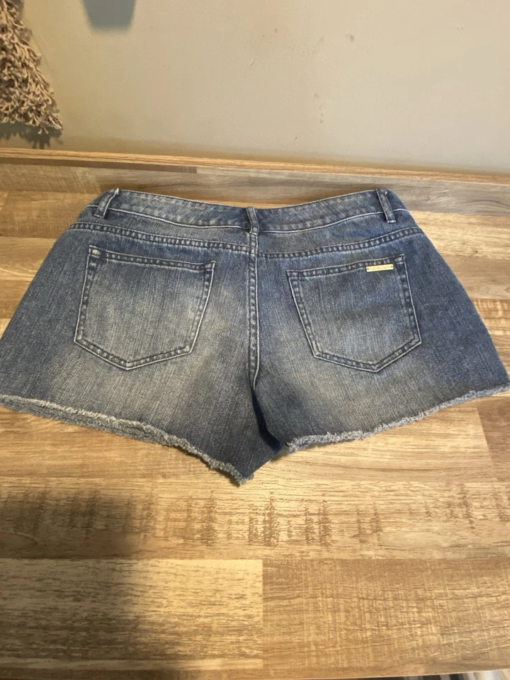 Pantalones cortos de mezclilla Michael Kors con dobladillo crudo lavado medio talla 6 para mujer Foto 2 de 4