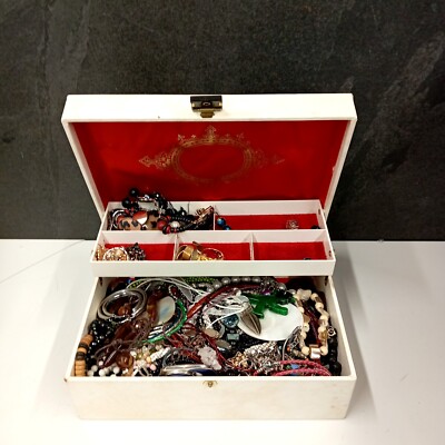 Schwedische Vintage Schmuckschatulle mit Modeschmuck - alles in gutem Zustand