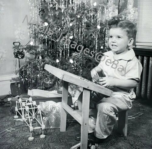1946 Dapper kleiner Junge im Schreibtisch Lametette Weihnachtsbaum Foto B&W negativ - Bild 1 von 3