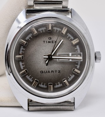Vintage 1970s TIMEX Q QUARTZ Mens Grey Gradient Dial Day/Date Wristwatch