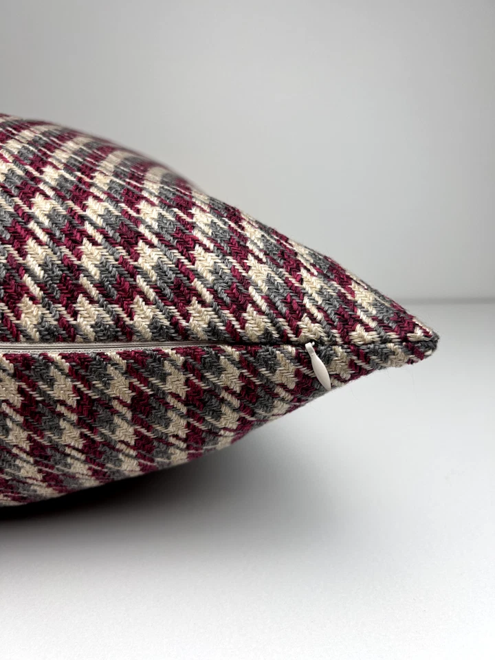 Funda de Almohada Pata de Gallo Borgoña y Beige • Cojín Acento Borgoña • Tiro Rojo Foto 3 de 4