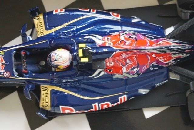 1:43 MINICHAMPS 410130019 Scuderia Toro Rosso STR8 2013 #19 model