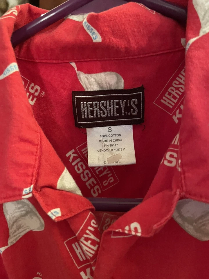 Hershey’s Kisses Red Camp Shirt Small Rare Vintage Clothing! - Image 3 of 4
