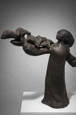 Ancienne sculpture femme expressionniste avec oiseaux - statue résine plâtre 21" de haut