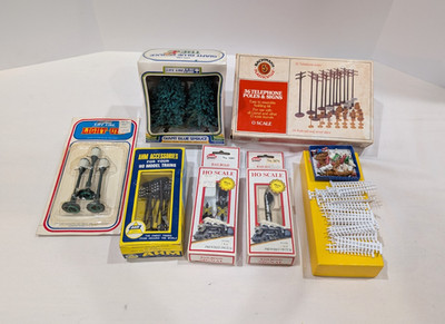 Lot of Ho Scale Decoration Accessories Signals Model Train Railroad Displays