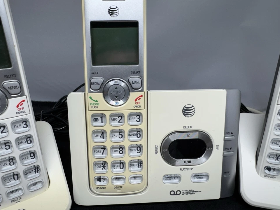 Sistema de contestador digital para teléfono inalámbrico AT&T con 3 teléfonos modelo EL52345 Foto 3 de 4