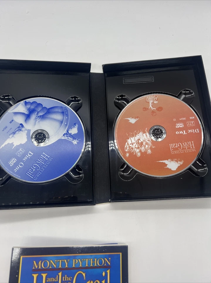 MONTY PYTHON AND THE HOLY GRAIL Collector's Edition 2 DVDs + Screenplay - Image 3 of 4