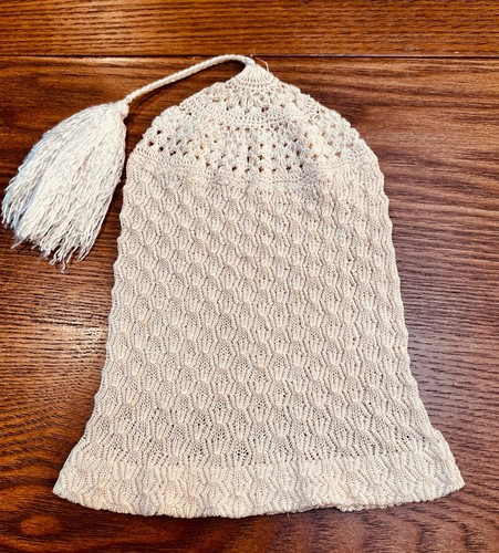 Wunderschön gestrickte cremefarbene antike (1921) Seiden-Babymütze mit Quaste